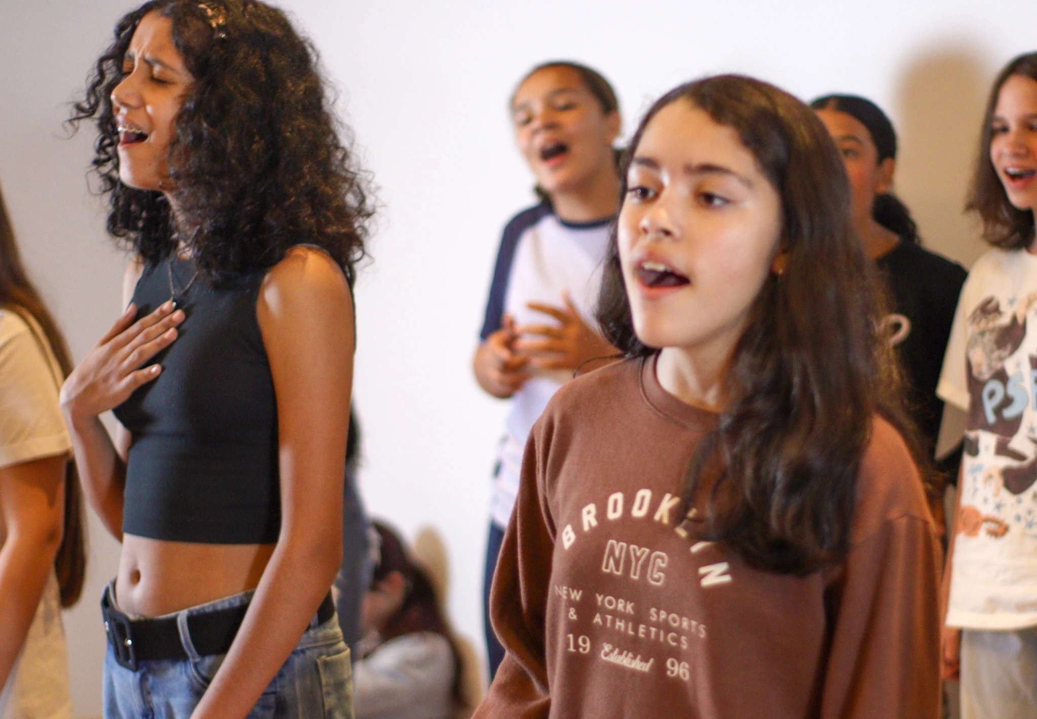 Jovens cantoras em ensaio