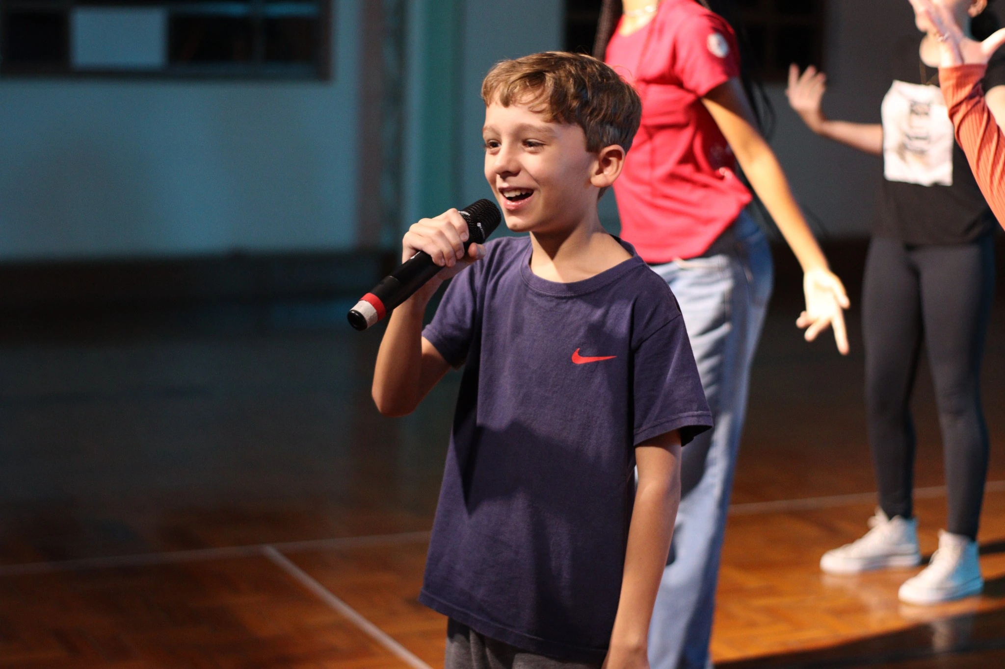 Jovem cantor se apresentando