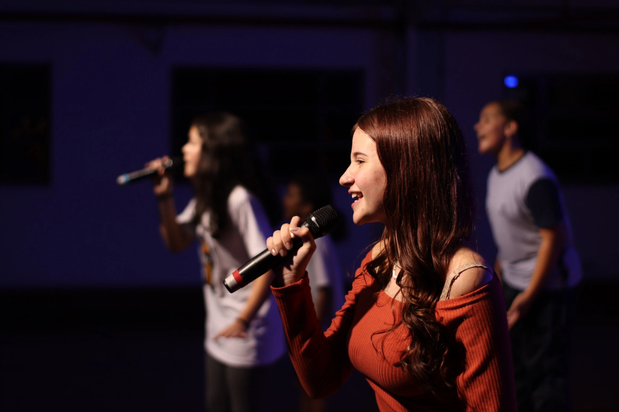 Cantora em performance musical