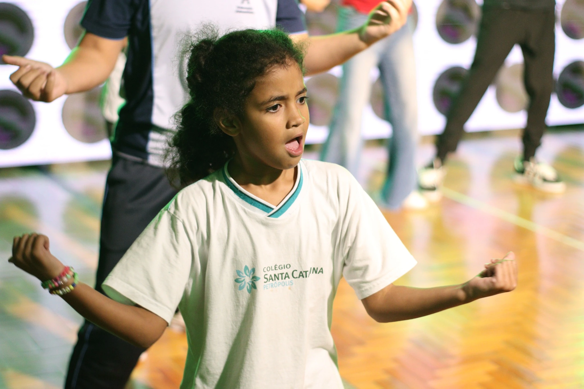 Criança participando de atividade artística