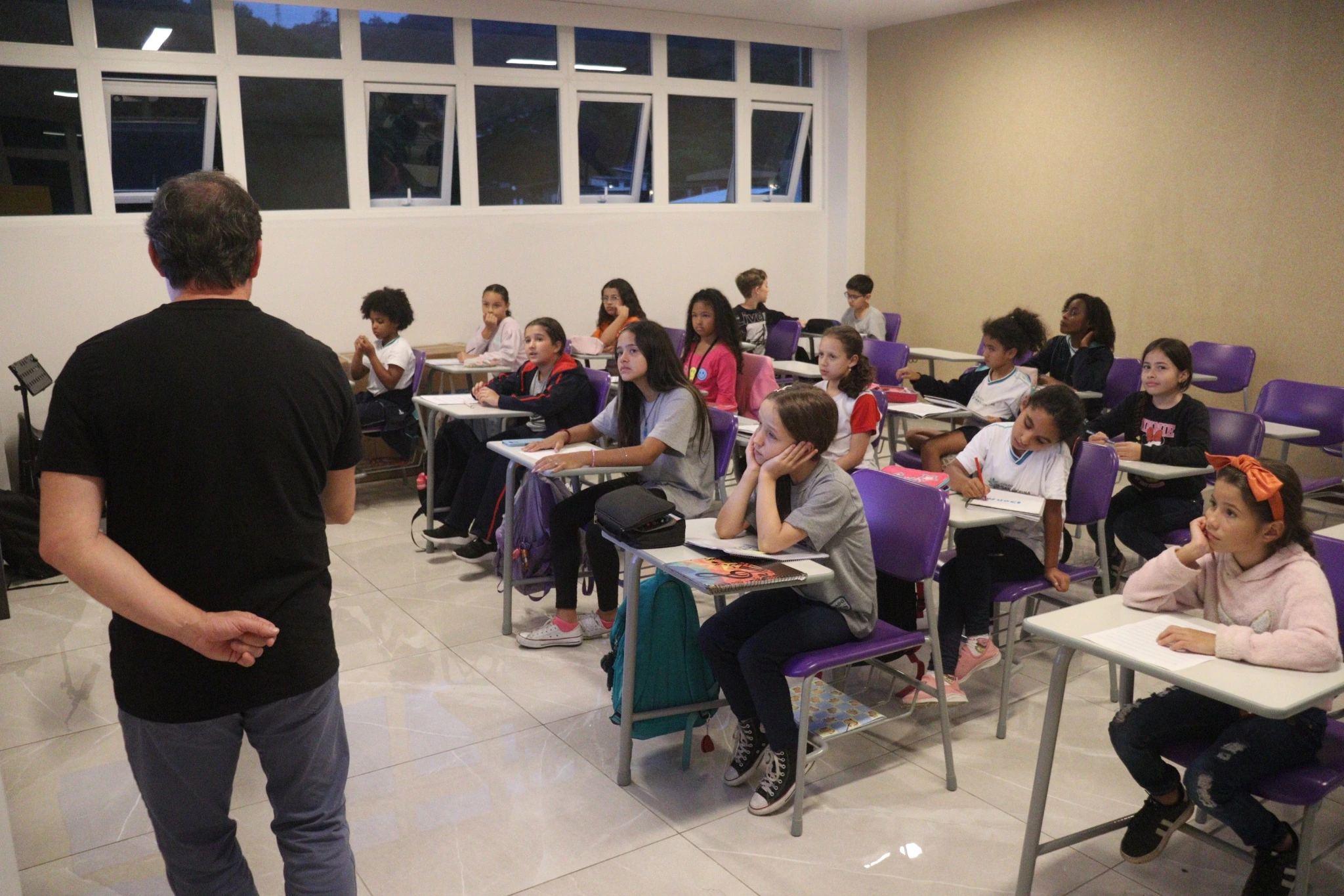 Turma de jovens em sala de aula
