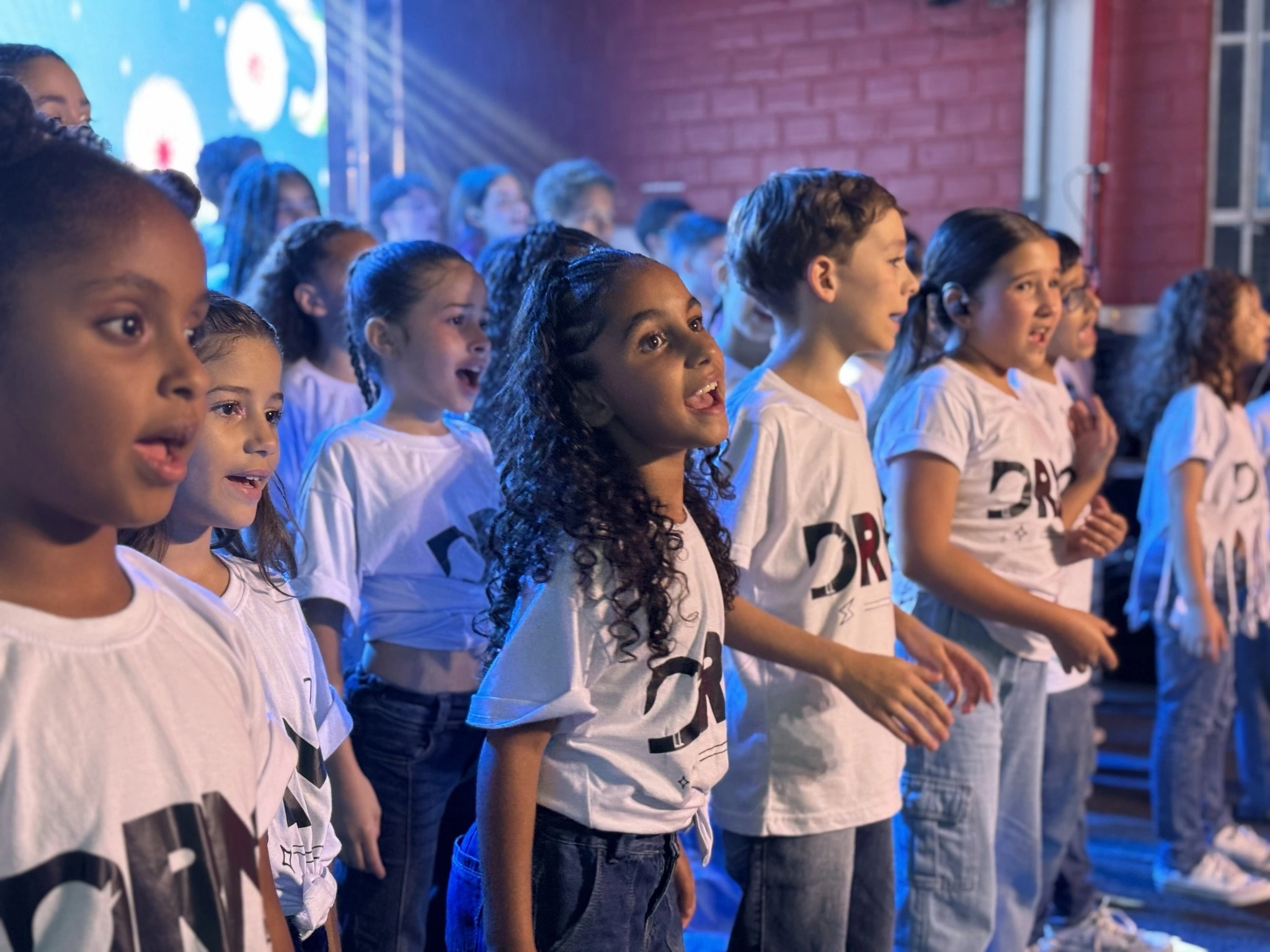 Jovens cantores do DRM juntos no palco